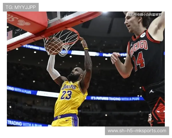 詹姆斯大儿子比赛爆扣，老詹激动冲进场