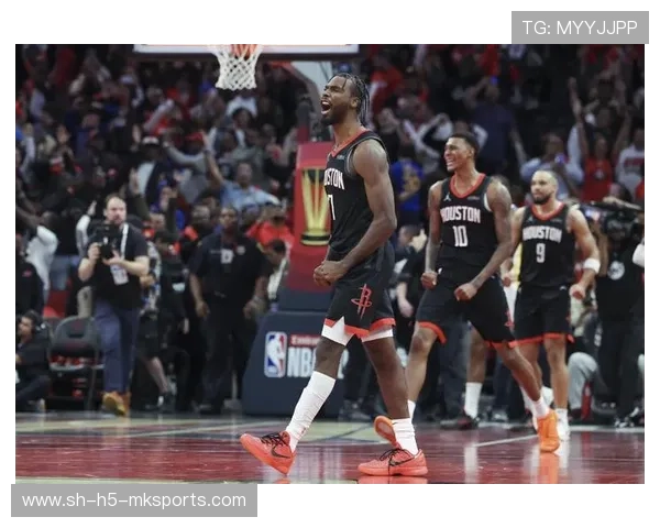 场上效果一塌糊涂！鹈鹕重金签下前勇士内线老将是错误的决定？