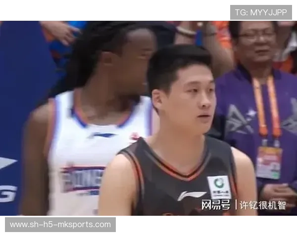 山东客场84比79拿下辽宁,邱彪更衣室击掌庆功,山东邱健 山东客场84比79拿下辽宁,邱彪更衣室击掌庆功,山东邱健